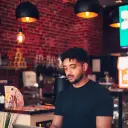 John Moura trabalhando em um café